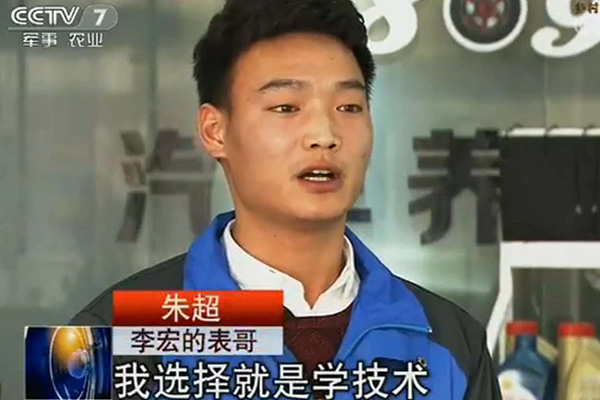 创业成功的万通毕业生朱超正在接受采访