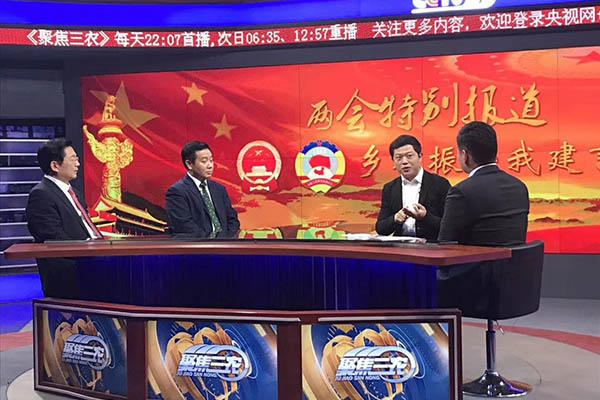 人民日报记者刘少华正在与主持人交流
