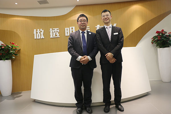 成都万通创就业导师陈超（右一）和就业之星合影