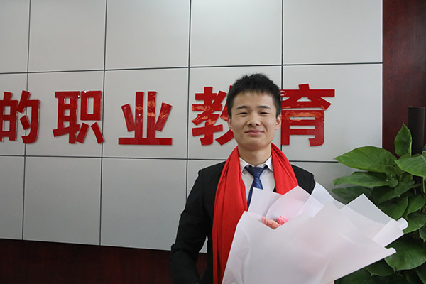 万通就业服务学子 学汽车月薪上万