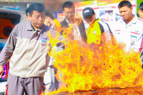 成都万通邀你体验“大火烧车”技术