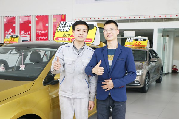 就业服务学子吴尚松（左）与成都万通创就业导师合影
