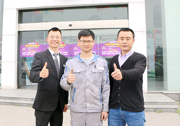 就业服务学子向杰与成都万通创就业导师合影