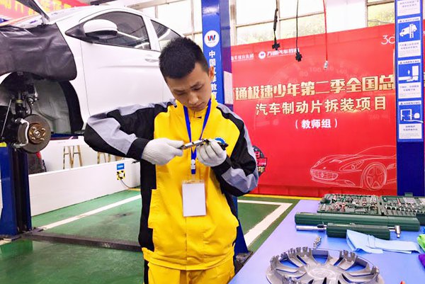贾老师用精湛的技术展现了成都万通教师队伍的精神风貌