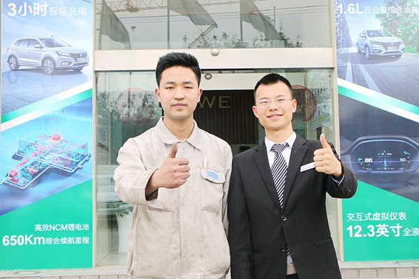 就业服务学子周泽宇与成都万通老师合影