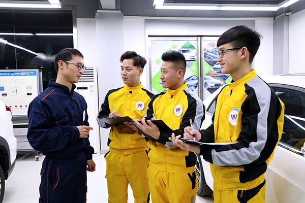 成都万通新能源汽车专业老师指导教学