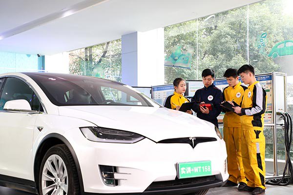 新能源汽车发展前景广阔 学子美好就业有未来