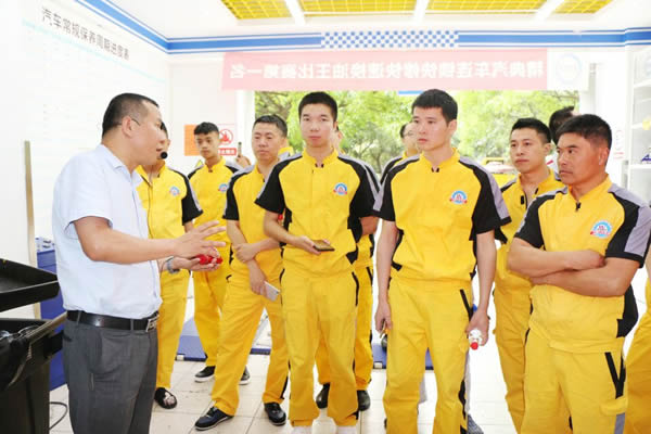 企业技术总监为成都万通参观学子讲解技术要点