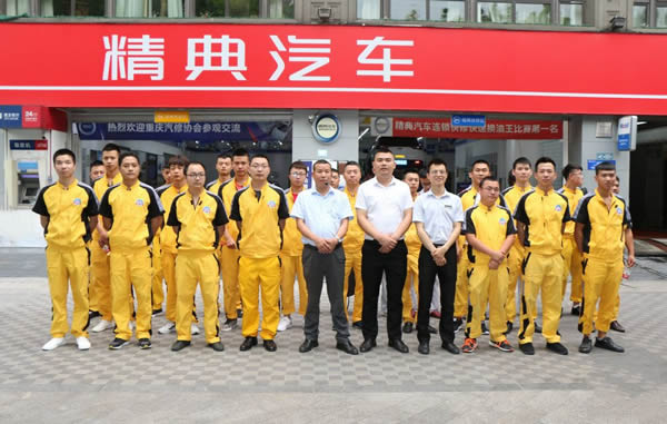 成都万通参观师生与企业领导合影