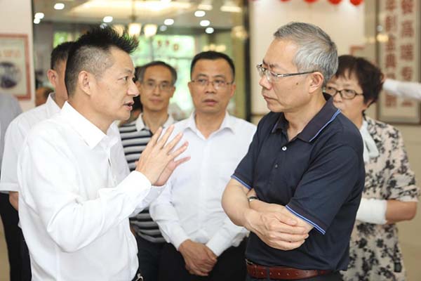 新华教育集团董事长吴伟向人社部副部长汤涛介绍集团概况
