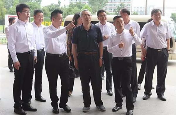 新华教育集团董事长吴伟陪同人社部副部长汤涛参观校园