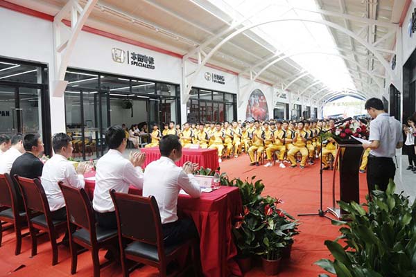 四川万通2018夏秋季定制专业发布会现场