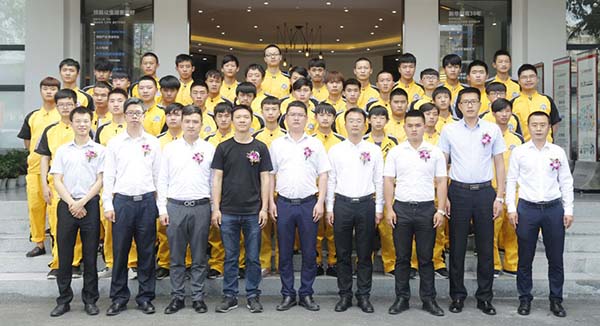 校企领导与四川万通学生合影