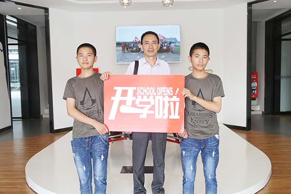成都万通新生报道 双胞胎兄弟与父亲合影