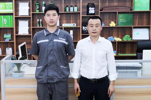 优秀就业学子江伟洋(左)和四川万通创就业导师一起