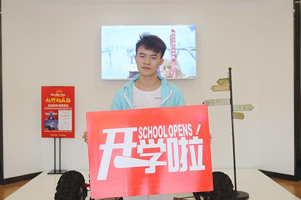 四川万通新生报到 学习汽车好创业