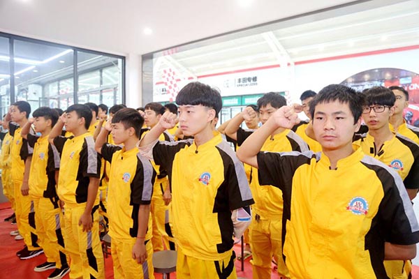 成都万通18级优秀校企定制班学生宣誓