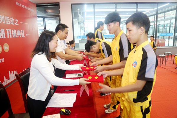 老师们为18级校企定制班班干部颁发聘书