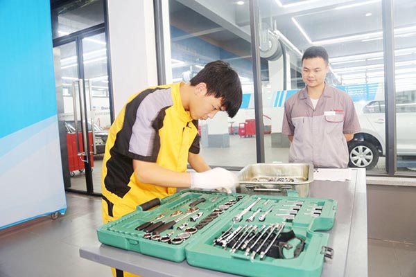 挑战同学争分夺秒 比赛氛围激烈紧张