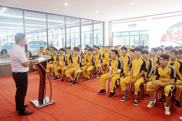 同学们认真聆听学长的成功经验分享