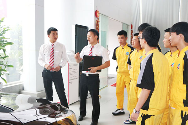 万通学子学习汽车销售知识讲解技巧