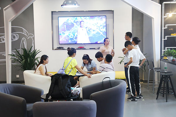 四川万通新生查文涛父母正认真的和老师沟通学习内容