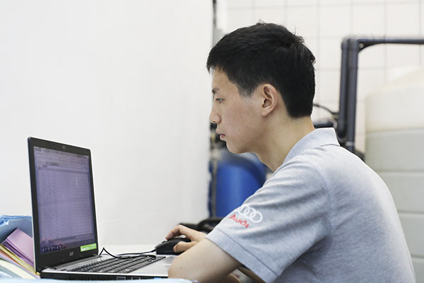 陈牛林正在统计一天的数据报表