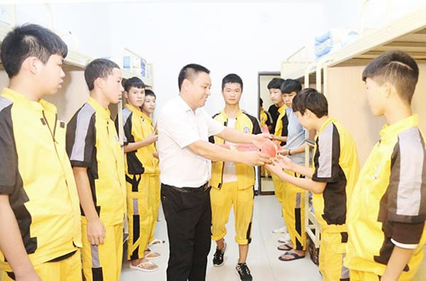 班主任给同学们递上甘甜的西瓜