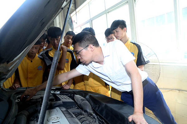 企业技术总监为万通学子讲解车辆维修检查流程