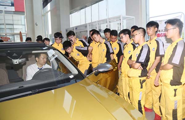 成都万通学子认真聆听车辆销售技巧
