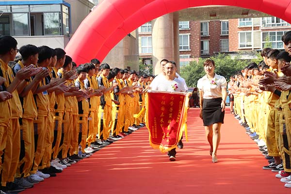优秀学子“齐”回家 情系母校谢师恩