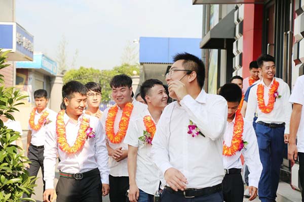 重游母校 寻找温暖的记忆