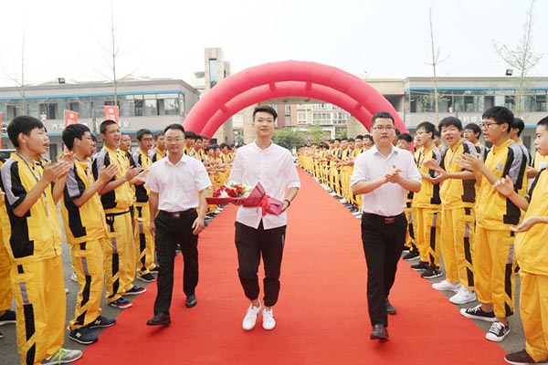 成都万通师生热烈欢迎杨山巍的到来