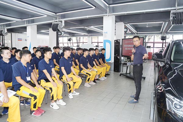 企业技术总监为万通学子讲授汽车快保知识