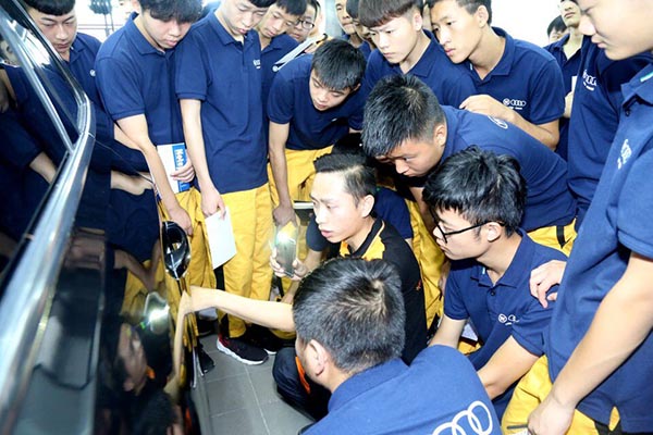 四川万通学子认真观看企业技术展示