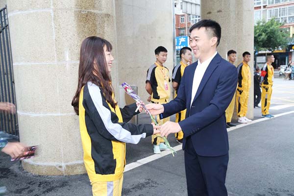 成都万通学生为老师献上节日的祝福