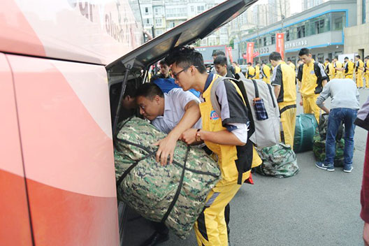 万通老师们默默地帮助学子们把行装放到车上