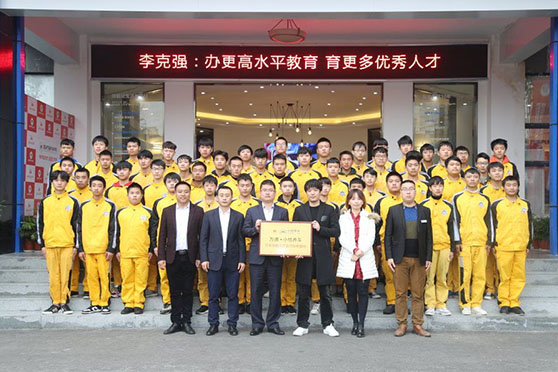 校企领导与万通学子合影