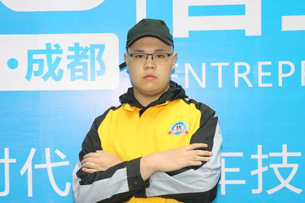 万通学子张毅对未来充满信心