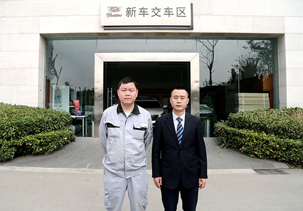 新东信车间经理瞿世华与成都万通周主任合影