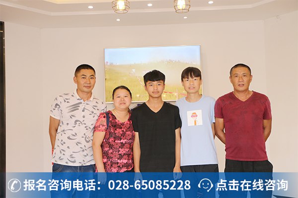 李献锐和李轩两兄弟齐报四川万通汽车学校