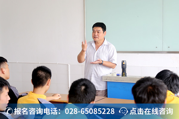 陈助理正在为学子做企业宣讲 (1)