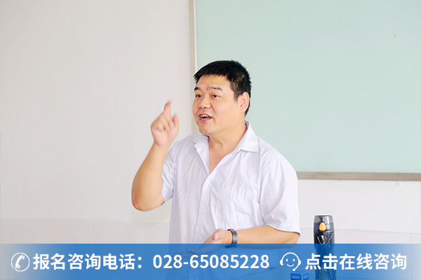 陈助理正在为学子做企业宣讲 (2)