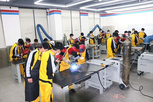 万通学子正在上焊接实训课 (1)