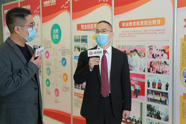中国东方教育集团总裁许绍兵在直播中介绍集团发展历程