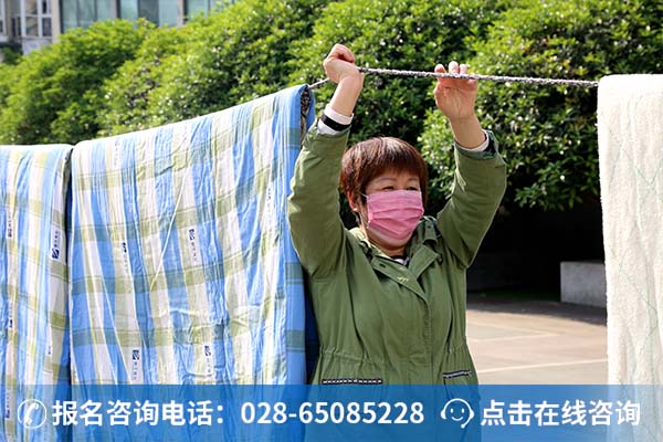 万通宿管阿姨正在晾晒学生的棉被