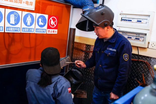 �ڳɶ���ѧ������׬Ǯ